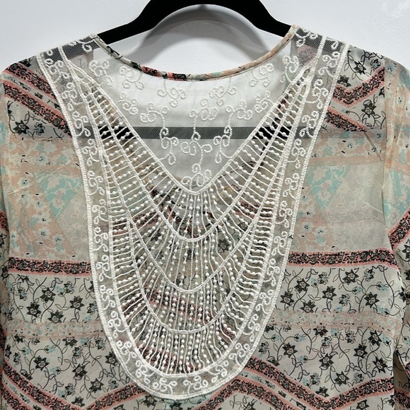 Bohemian Floral Blouse With Lace-Up Front & Crochet Back - Size Medium - Picture 6 of 9